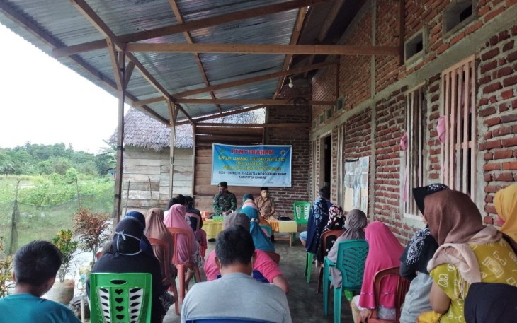 Dampingi Pembagian BLT DD, Babinsa Kodim Kendari Pastikan Warganya Merasa Aman Dan Nyaman