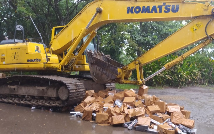 Excavator Lindas Tiga Juta Batang Rokok Bercukai Palsu di Bitung