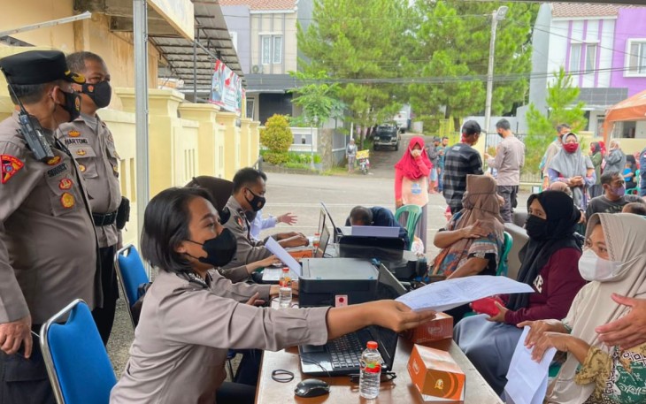Mapolsek Mangkubumi - Polres Tasikmalaya Kota, Berkat Sosialisasi Bhabinkamtibmas dan Bhabinsa Kegiatatan Gerai Vaksinasi Presisi Dimapolsek Mangkubumi Cukup Antusias Dan Sukses.
