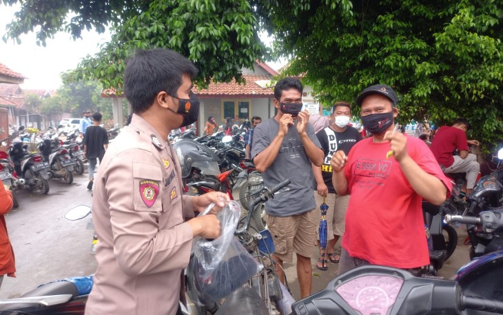 Ops Yustisi Polsek Kasokandel Bagikan Masker Gratis Kepada Warga