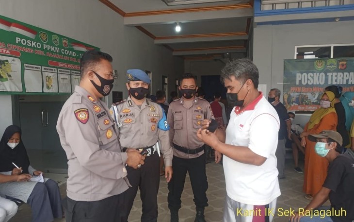 Kapolsek Rajagaluh - Polres Majalengka, Gelar Ops Yistisi PPKM Mikro "Himbau" Masyarakat Taati Prokes dan Bagikan Masker