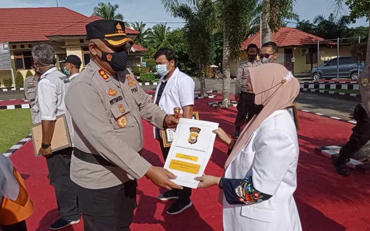 Kapolres Mukomuko Beri Penghargaan Pejuang Kemanusiaan Covid-19