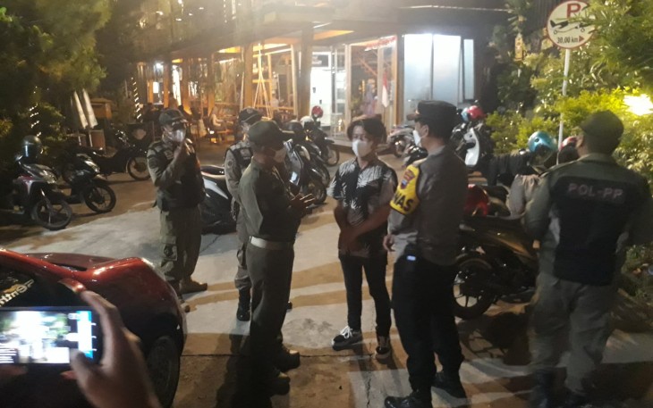 Anggota Polres Kendal laksanakan Operasi jam malam di tempat hiburan Kopi Sentet , Sabtu malam 6/11/2021