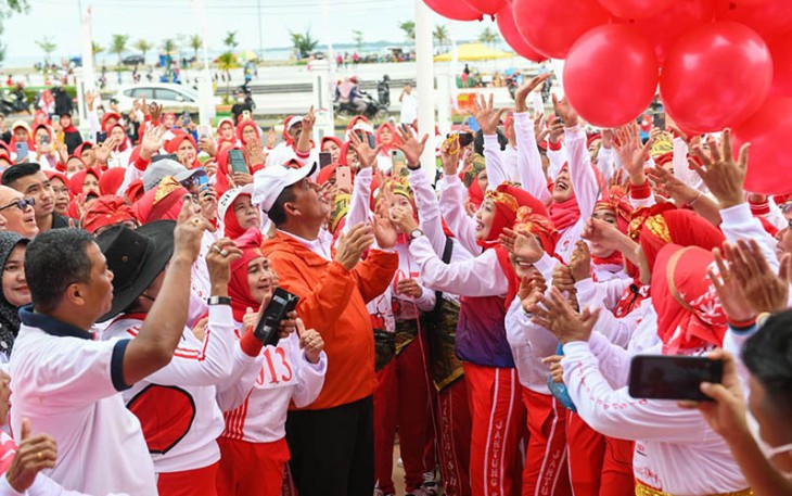 Gubernur Ansar saat Lepas Jalan Santai Peringati Hari Jantung Sedunia