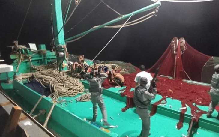 Bakamla RI saat Tangkap KIA Vietnam di Perairan Natuna Utara