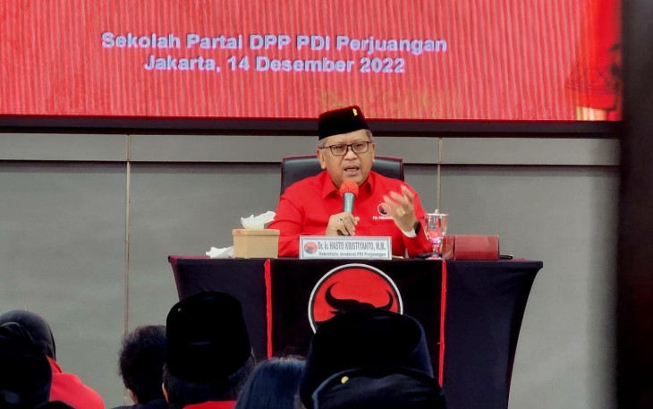 Sekretaris Jenderal DPP PDI Perjungan Hasto Kristiyanto saat membuka pelatihan antikorupsi bagi Bacaleg dari PDI Perjuangan di sekolah Partai PDIP Lenteng Agung, Jakarta, Rabu (14/12/2022).