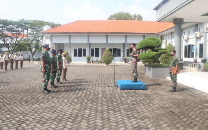 Dansatlinlamil 2 saat Pimpin Upacara Kenaikan Pangkat 24 Personel