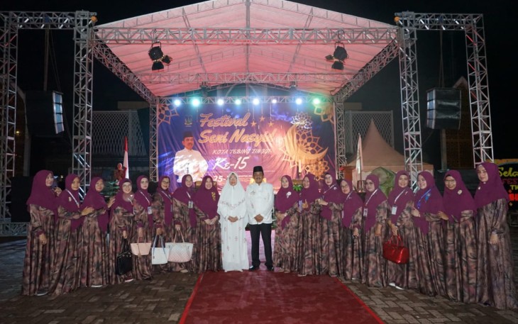 Pj. Walikota Tebing Tinggi Muhammad Dimiyathi, S.Sos, M.TP saat membuka secara resmi Festival Seni Nasyid (FSN) Ke-15 Kota Tebing Tinggi, Kamis malam (25/8/2022) di Lapangan Merdeka Kota Tebing Tinggi.