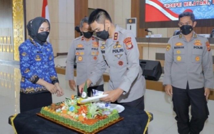 Potong Tumpeng dalam Peringatan HUT KOPRI 2022 Polda Lampung, di Aula GSG Presisi Polda Lampung, Rabu (29/11/2022).