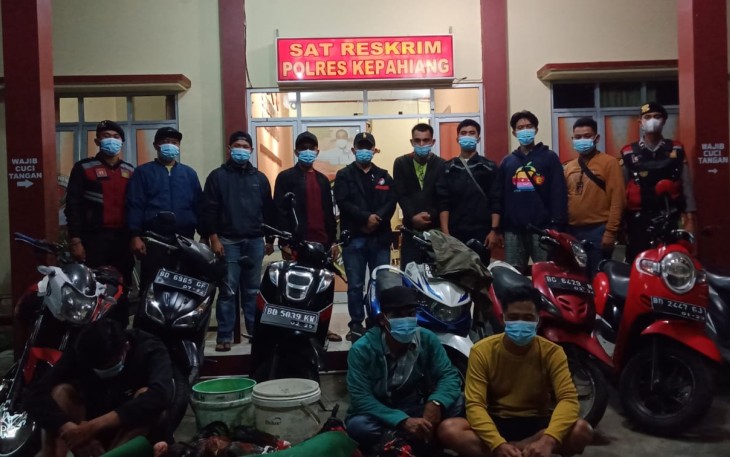 Pelaku dan barang bukti saat diamankan