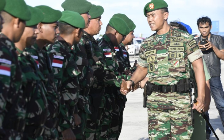 Danrem 143/HO saat Berangkatkan 450 Personel Satgas Pamtas RI-PNG Yonif 725/Woroagi
