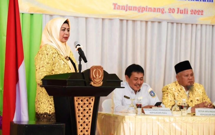 Pembina APSI Provinsi Kepri Hj. Dewi Kumalasari Ansar saat resmi membuka kegiatan Musyawarah Provinsi (MUSPROV) APSI ke-4 Provinsi Kepri tahun 2022 di SMK N 2, Tanjungpinang, Rabu (20/7). 