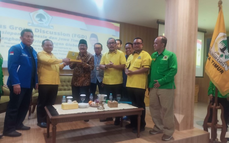 Partai Golkar Jawa Timur saat FGD bersama dengan anggota Wantimpres Soekarwo di kantor DPD Partai Golkar Jawa Timur, Selasa (21/6/2022) malam.