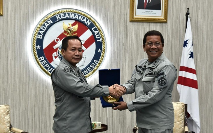Kepala Bakamla RI Laksdya TNI Dr. Aan Kurnia (kiri) saat menyerahkan cindera mata kepada Laksda Bakamla Drs. I Putu Arya Angga S.
