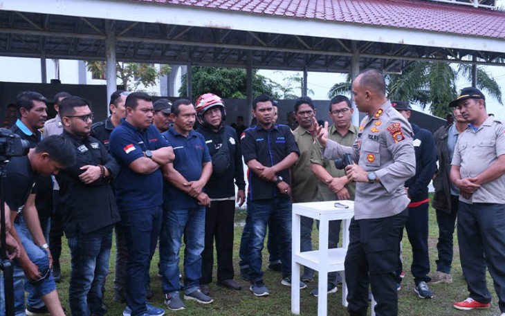 Kapolres Aceh Timur AKBP Andy Rahmansyah, S.I.K pada Jum’at, (11/11/2022) sore saat menggelar lomba menembak antar wartawan, yang diikuti oleh 20 peserta dari 10 organisasi wartawan di Aceh Timur.