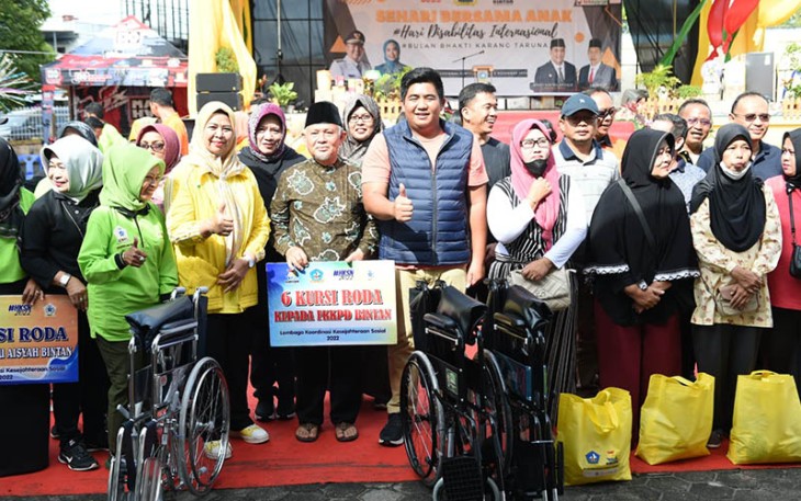 Ketua TP PKK Kepri Hj.Dewi Kumalasari Ansar saat foto bersama anak penyandang Disabilitas