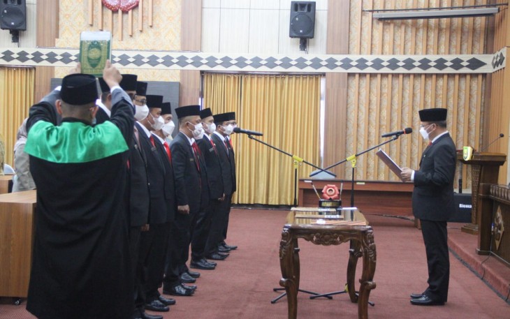 Gubernur Bengkulu Rohidin Mersyah saat melantik sejumlah Pejabat Tinggi Pratama (eselon II) Provinsi Bengkulu, Senin 24 April 2022. 