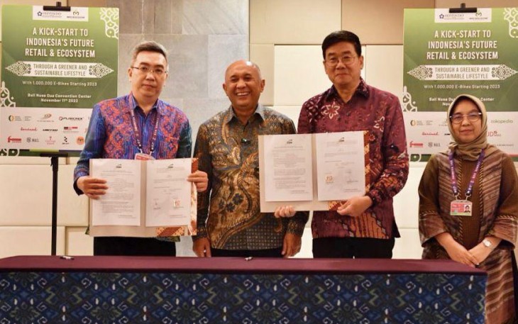 MenKopUKM Teten saat menyaksikan Penandatangan Nota Kesepahaman Bersama (Memorandum of Understanding/MoU) HIPPINDO dan PT Marco Indokarya di BNDCC, Nusa Dua, Bali, Jumat (11/11). 