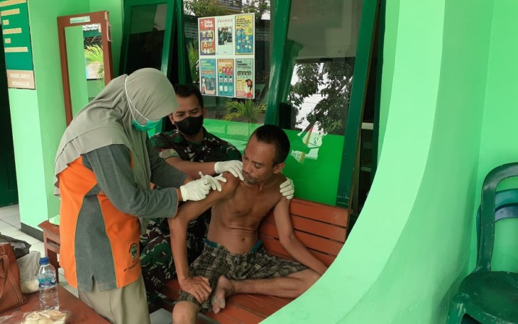 Babinsa Koramil 0805/13 Kedunggalar Kodim Ngawi Koptu Galih saat dampingi ODGJ cek kesehatan