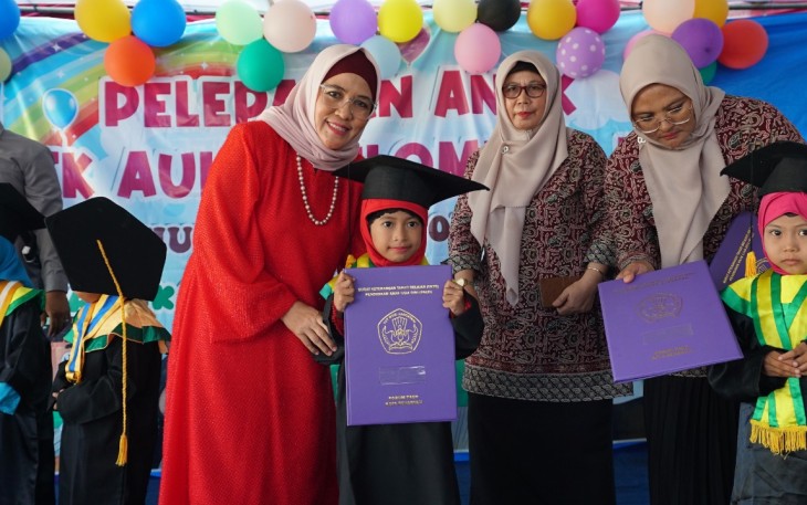  Bunda PAUD Provinsi Bengkulu Derta Wahyulin saat hadiri Wisuda Pelepasan Anak TK/PAUD Aulia Kelompok B, di PAUD Aulia, Jalan Meranti IV Rt.12 Sawah Lebar kota Bengkulu, Selasa (14/6).