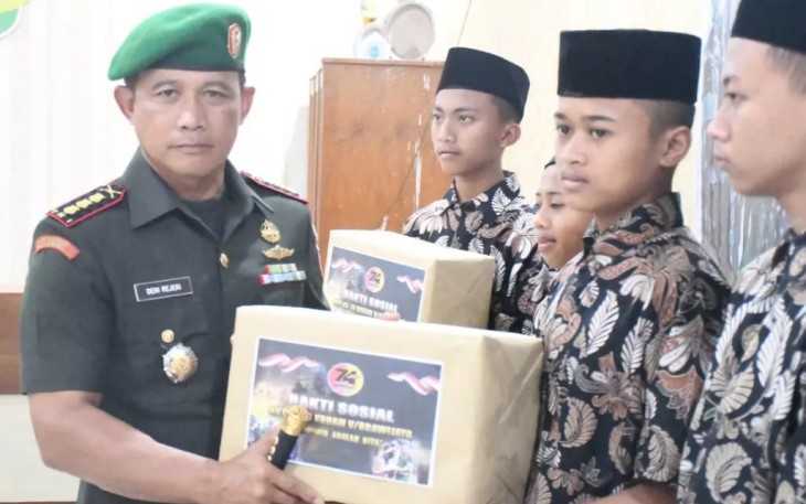 Danrem 081/DSJ Kolonel Inf Deni Rejeki saat memberikan bantuan