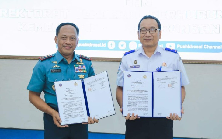 Dirjen perhubungan laut Arif Toha bersama Danpushidrosal Laksamana Madya Nurhidayat di Mako Pushidrosal Jakarta 
