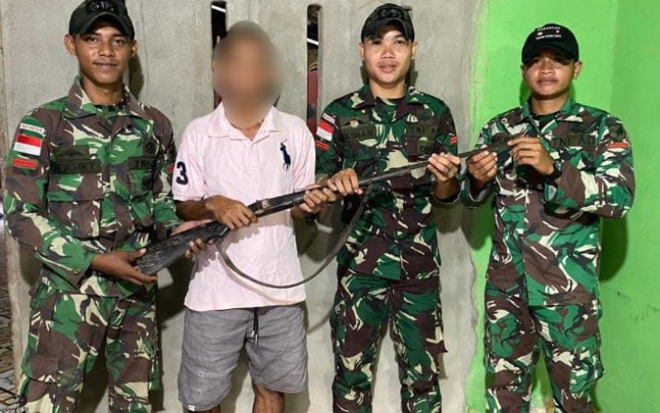 Satgas Pamtas Yonif 645/Gty saat menerima senpi rakitan warga perbatasan 