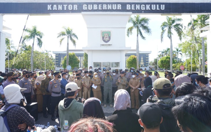 Aksi penolakan tambang pasir besi yang berlokasi di Kabupaten Seluma bergulir ke Kantor Gubernur Bengkulu