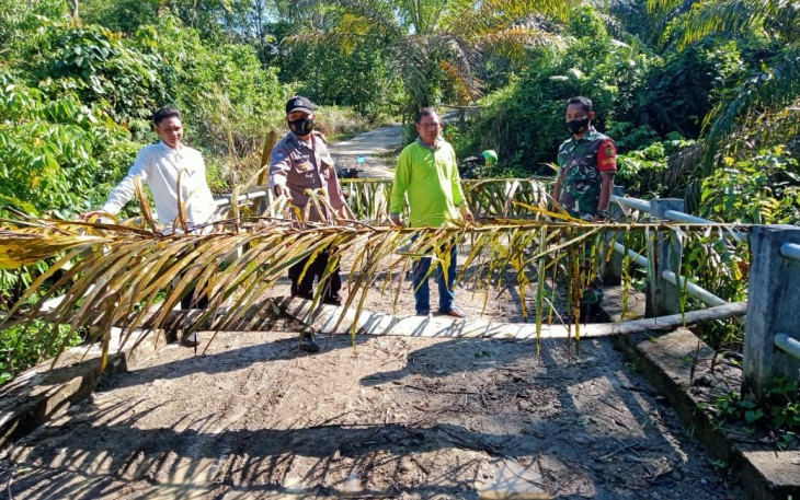 aksi pemagaran jalan desa Pagar Agung 