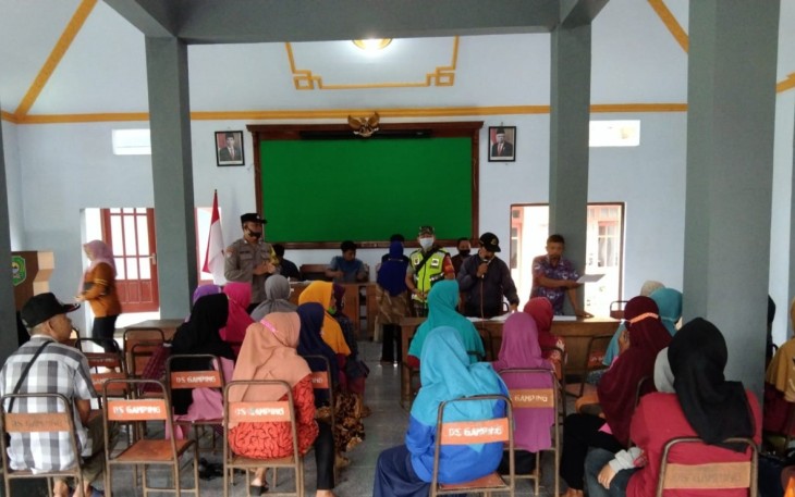 Babinsa Posramil 0806/Suruh Bersama Bhabinkamtibmas saat Bersinergi Kawal Penyaluran BLT-BBM