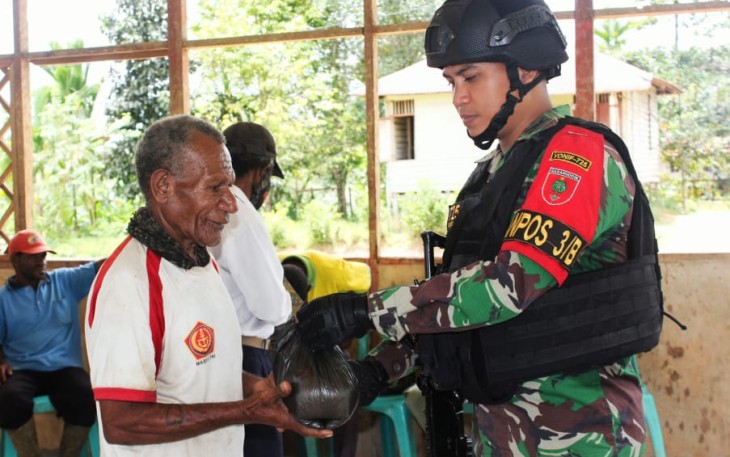 Satgas Pamtas RI-PNG Yonif 725/Woroagi Pos 3/B Kombut saat Bagikan Sembako