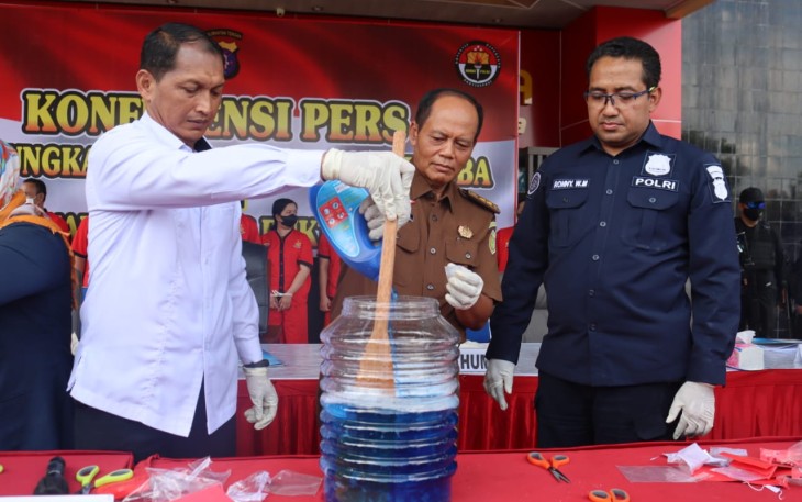 Kapolda Kalteng Irjen Pol. Drs. Nanang Avianto, M.Si. melalui Dirresnarkoba Kombes Pol. Nono Wardoyo, S.I.K., M.H. saat memimpin pemusnahan barang bukti narkoba di Lobi Mapolda setempat, Senin (12/12/2022) pukul 09.00 WIB.