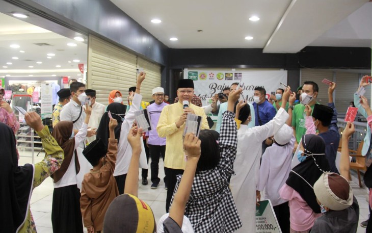 Gubernur Bengkulu Rohidin Mersyah saat menyerahkan voucher belanja kepada anak - anak yatim dalam rangka Pembagian Baju Lebaran Untuk Anak Yatim 2 yang digagas Relawan Yatim (RYA) Bengkulu, Jumat (29/4/2022) bertempat di Matahari Depstore Bencoolen Mall.
