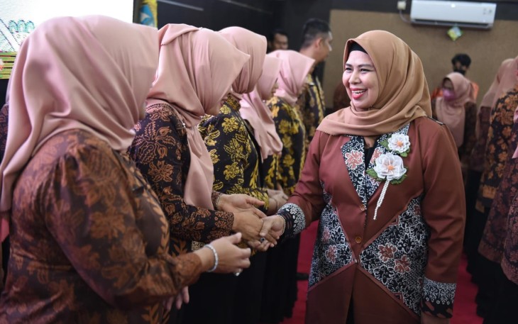 Hj Dewi Kumala sari Ansar saat menyapa