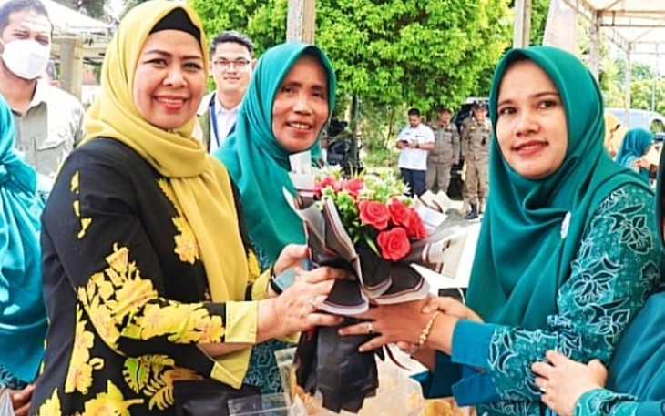 Hj Dewi Kumalasari Ansar (kiri) saat Hadiri Lomba Cipta Menu B2SA Tingkat Kabupaten Bintan Tahun 2022