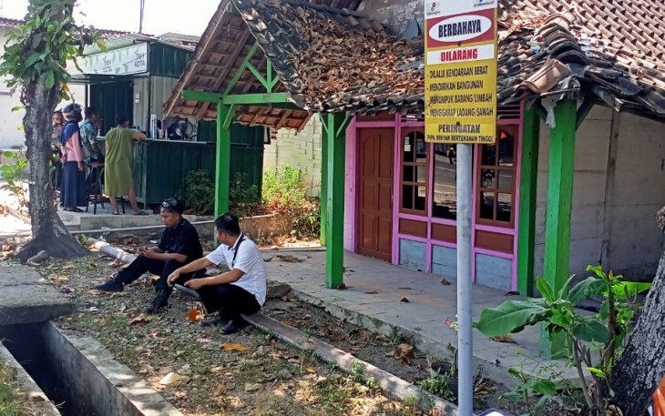 Pipa distribusi minyak milik Pertamina kembali bocor sehingga minyak mengalir ke selokan.