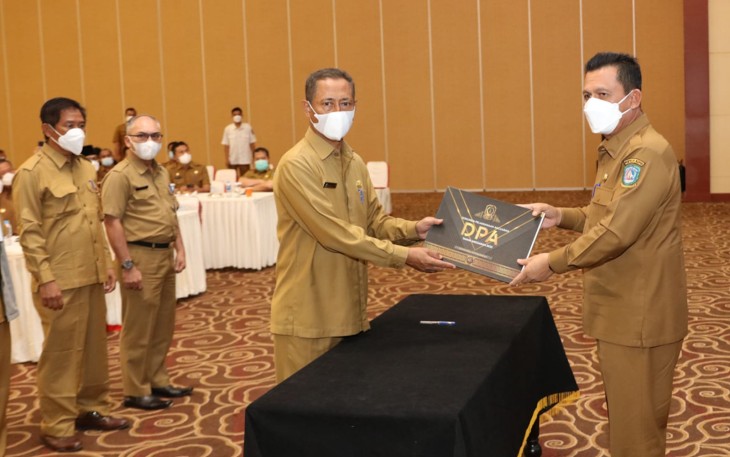 Gubernur Ansar Serahkan DPA 2022 Kepada OPD
