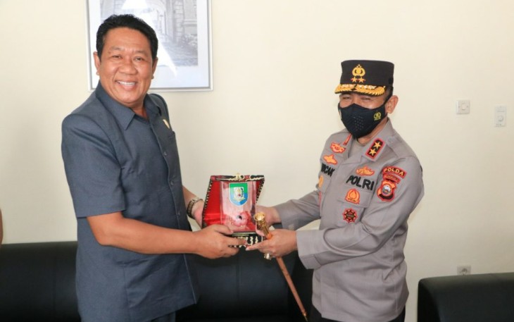 Kapolda Bengkulu dan Ketua DPRD Provinsi Bengkulu saling bertukar cindera mata.