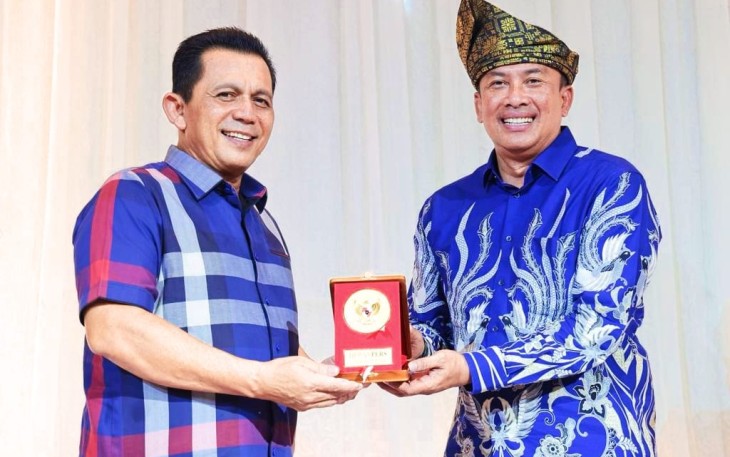 Gubernur Kepulauan Riau H. Ansar Ahmad saat bersilaturahmi sekaligus beraudiensi dengan jajaran Dewan Pers di Shangrila Restaurant, Tanjungpinang, Jum'at (30/9) malam. 