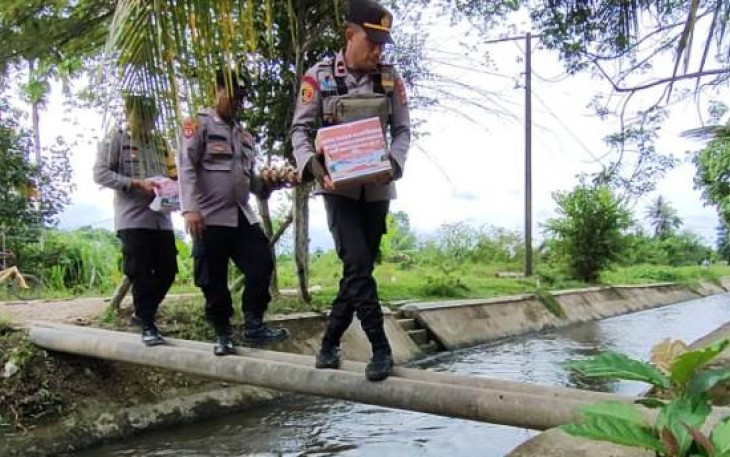 Kapolsek Banda Alam saat menuju lokasi menyerahkan Bantuan Kepada Warga Kurang Mampu