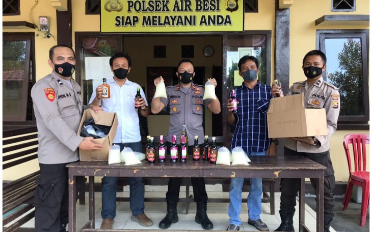 Polsek Air Besi Sita Puluhan Botol Miras