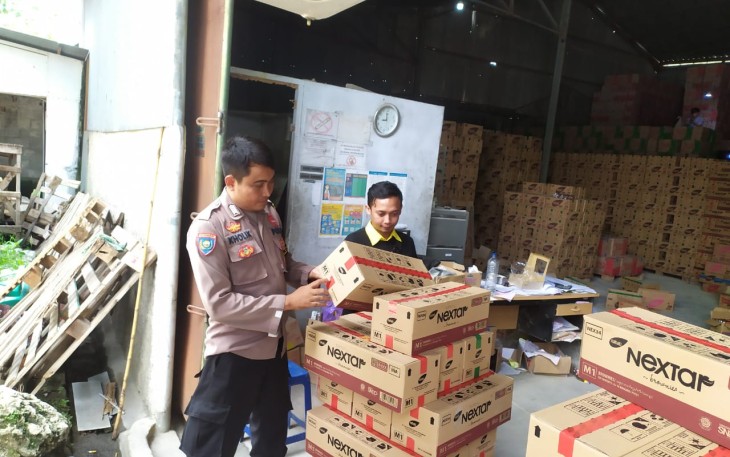Anggota Polres Blora memantau persediaan stok pangan dan imbau warga terhadap peredaran uang palsu jelang tahun baru.