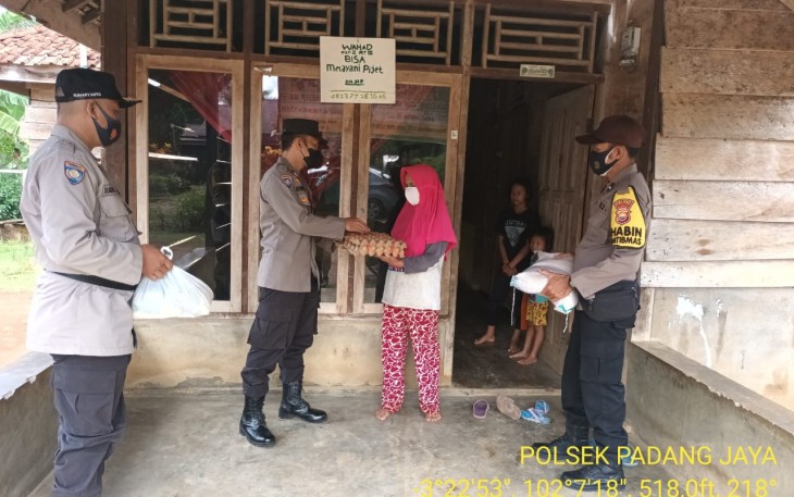 Polsek Padang Jaya pagi hari kemarin Kamis (28/04) saat melakukan penyaluran hasil GSB Polres Bengkulu Utara Polda Bengkulu.