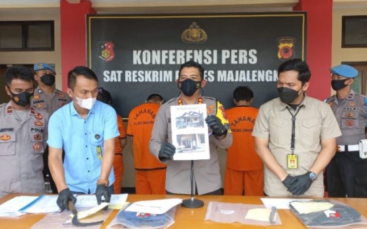 Kapolres Majalengka AKBP Edwin Affandi didampingi Kasat Reskrim AKP Febry H Samosir dan Kanit PPA Sat Reskrim Polres Majalengka IPDA Agung Setya Utomo saat gelar Konferensi Pers, Selasa (26/4/2022).