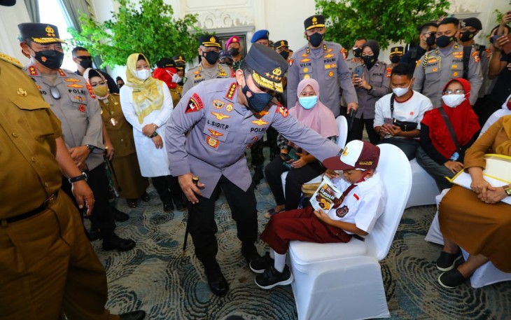 Kapolri Jenderal Listyo Sigit Prabowo meninjau kegiatan percepatan akselerasi vaksinasi serentak seluruh Indonesia dengan hadir secara langsung di Gedung Graha Wangsa, Lampung