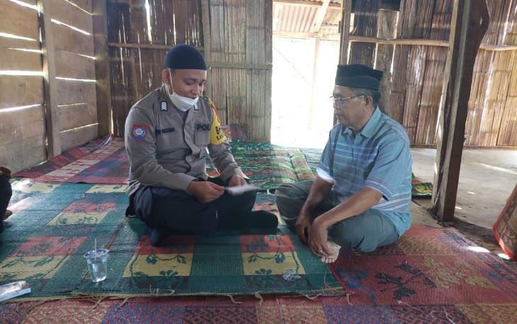 Anggota Bhabinkamtibmas Polsek Sukaraja Bripka Yoin Pratama Putra menggelar kegiatan sambang duka musibah kebakaran yang menimpa warga An. Ny. Tuni