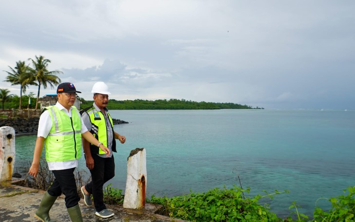 Gubernur Bengkulu Rohidin Mersyah saat di Pulau Enggano, Rabu (09/11).  
