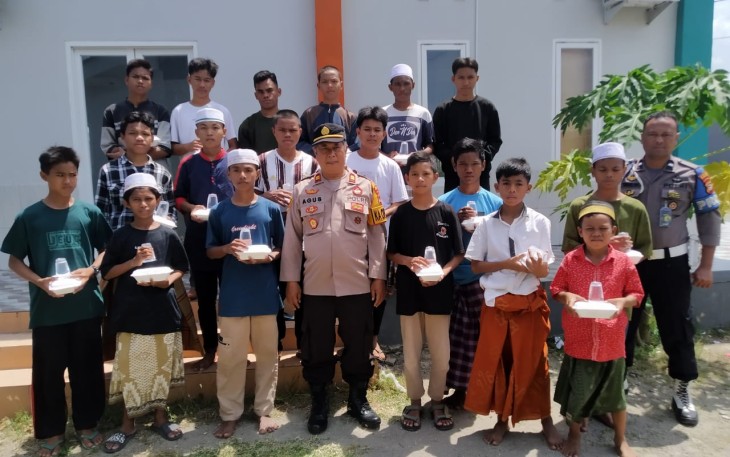 Kapolres Bantaeng saat Berbagi Nasi Kotak Jum'at berkah