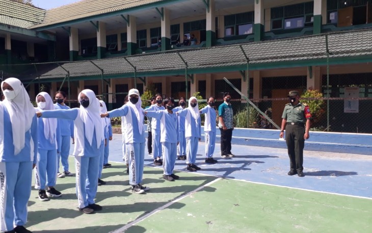 Babinsa Koramil Pahandut saat Latih PBB Guna Membentuk Mental dan Karakter Siswa Sejak Dini 