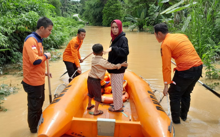 Tim BPBD Merangin saat bantu warga terdampak banjir